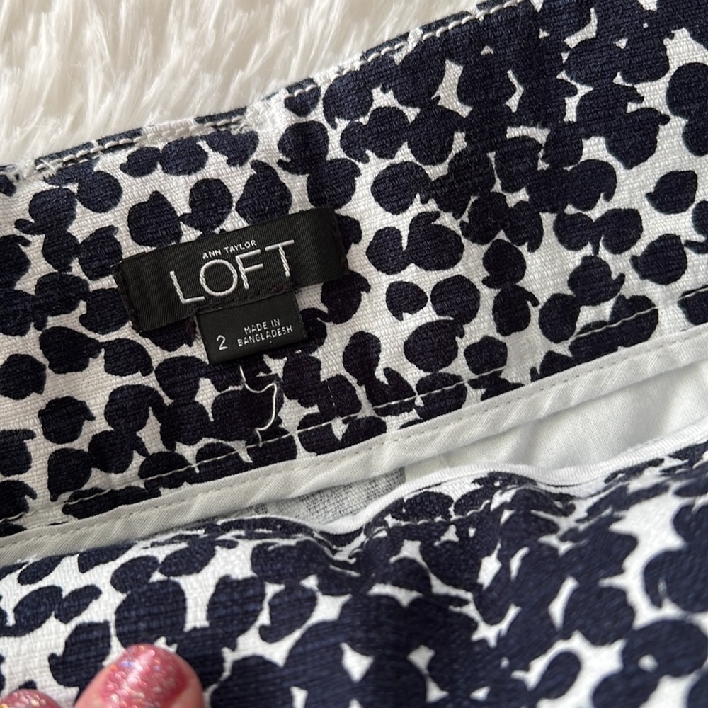 LOFT Navy Blue/White Textured Fabric Tie Belted High Rise Shorts, Size 2, EUC. - Picture 6 of 7